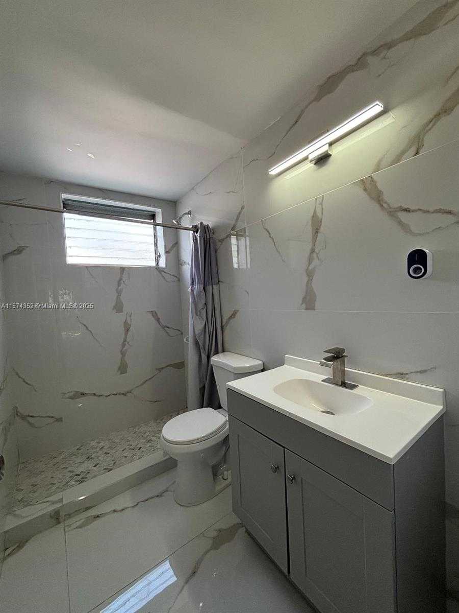 Small Image of 2025 BAY DR #3, Miami Beach Number 12