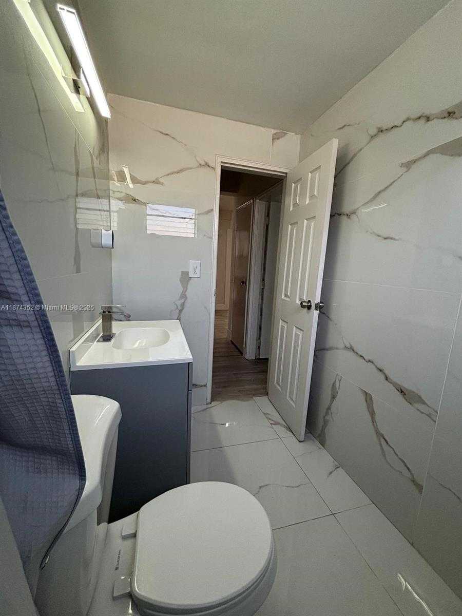 Small Image of 2025 BAY DR #3, Miami Beach Number 13