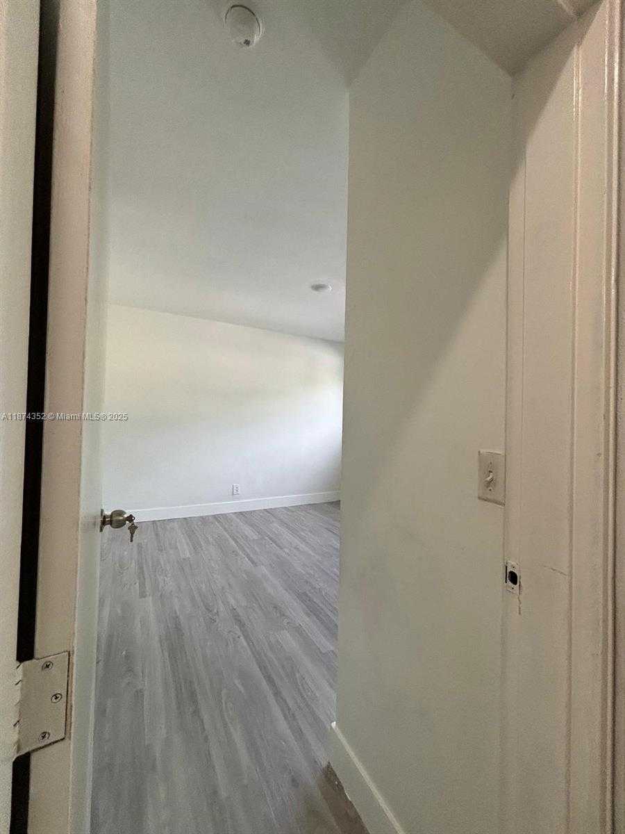 Small Image of 2025 BAY DR #3, Miami Beach Number 14