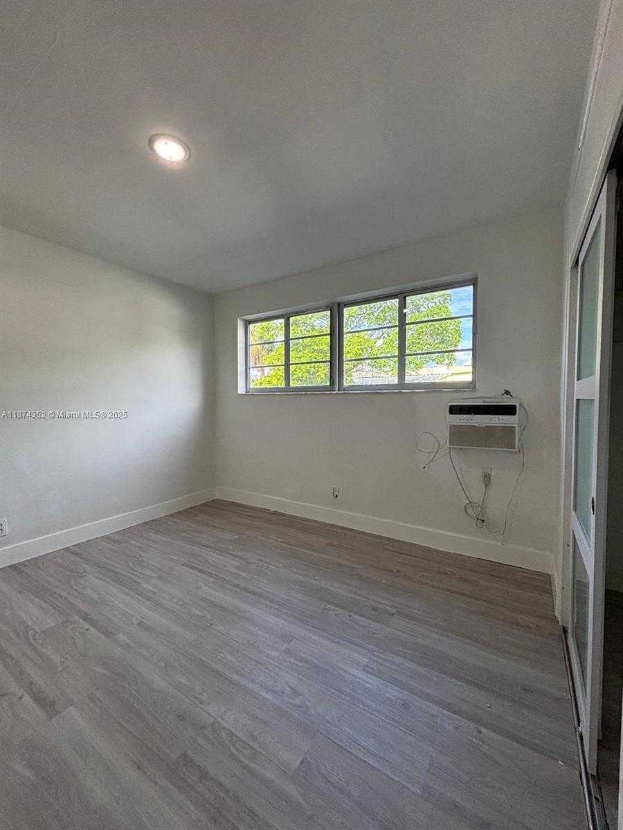 Small Image of 2025 BAY DR #3, Miami Beach Number 16