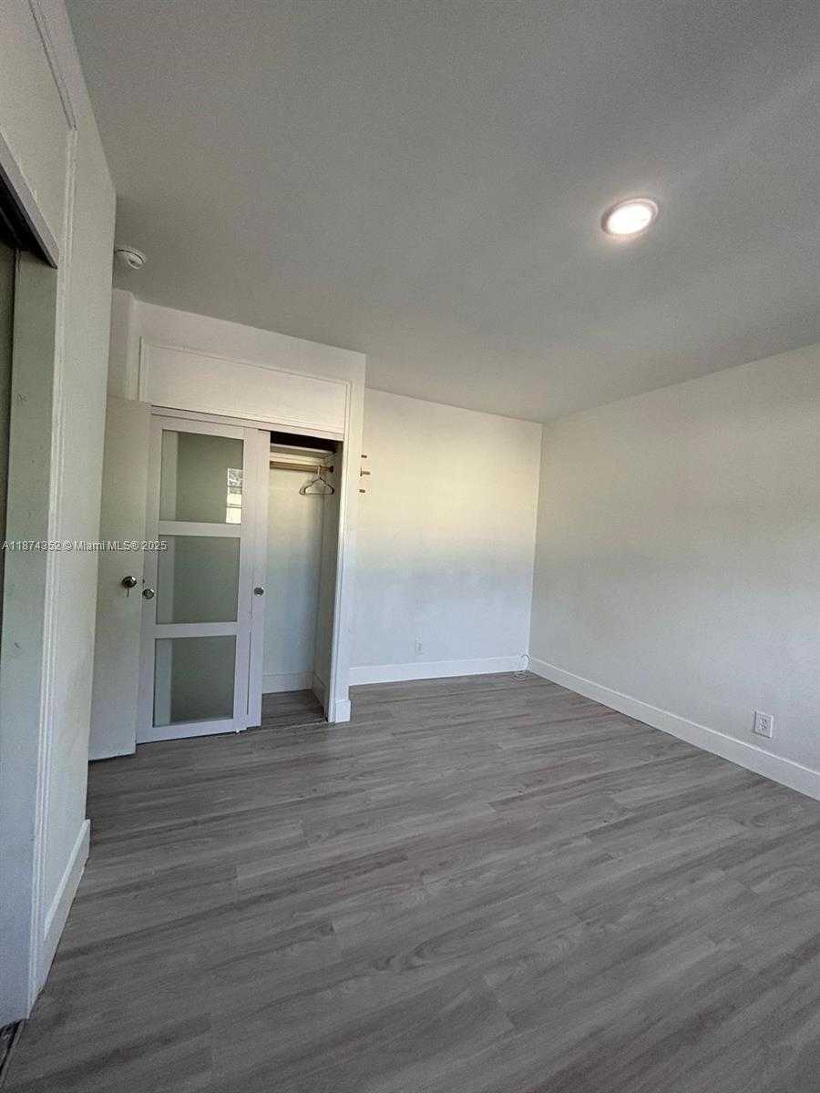 Small Image of 2025 BAY DR #3, Miami Beach Number 17