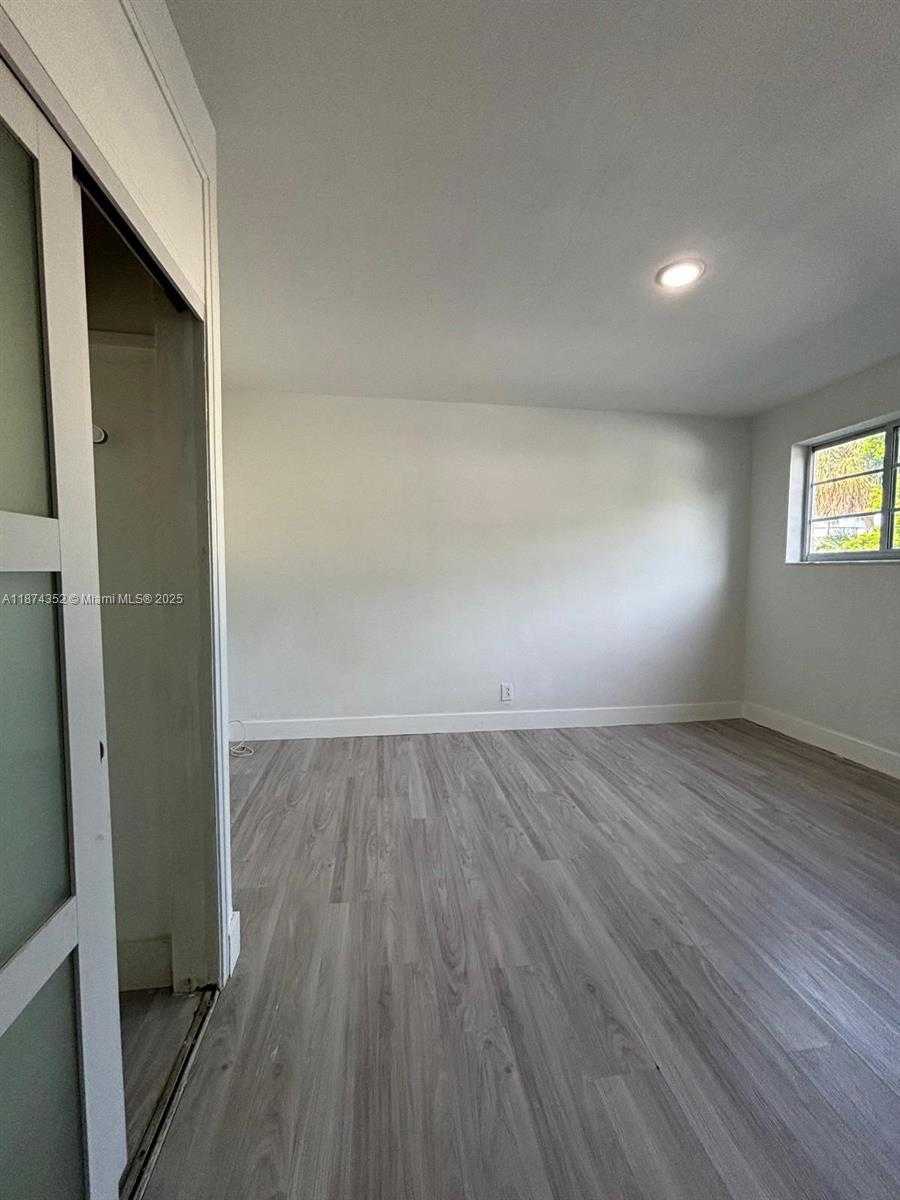 Small Image of 2025 BAY DR #3, Miami Beach Number 19