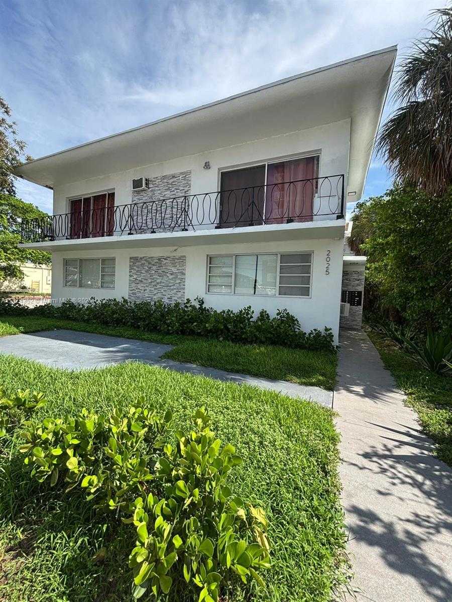 Small Image of 2025 BAY DR #3, Miami Beach Number 2