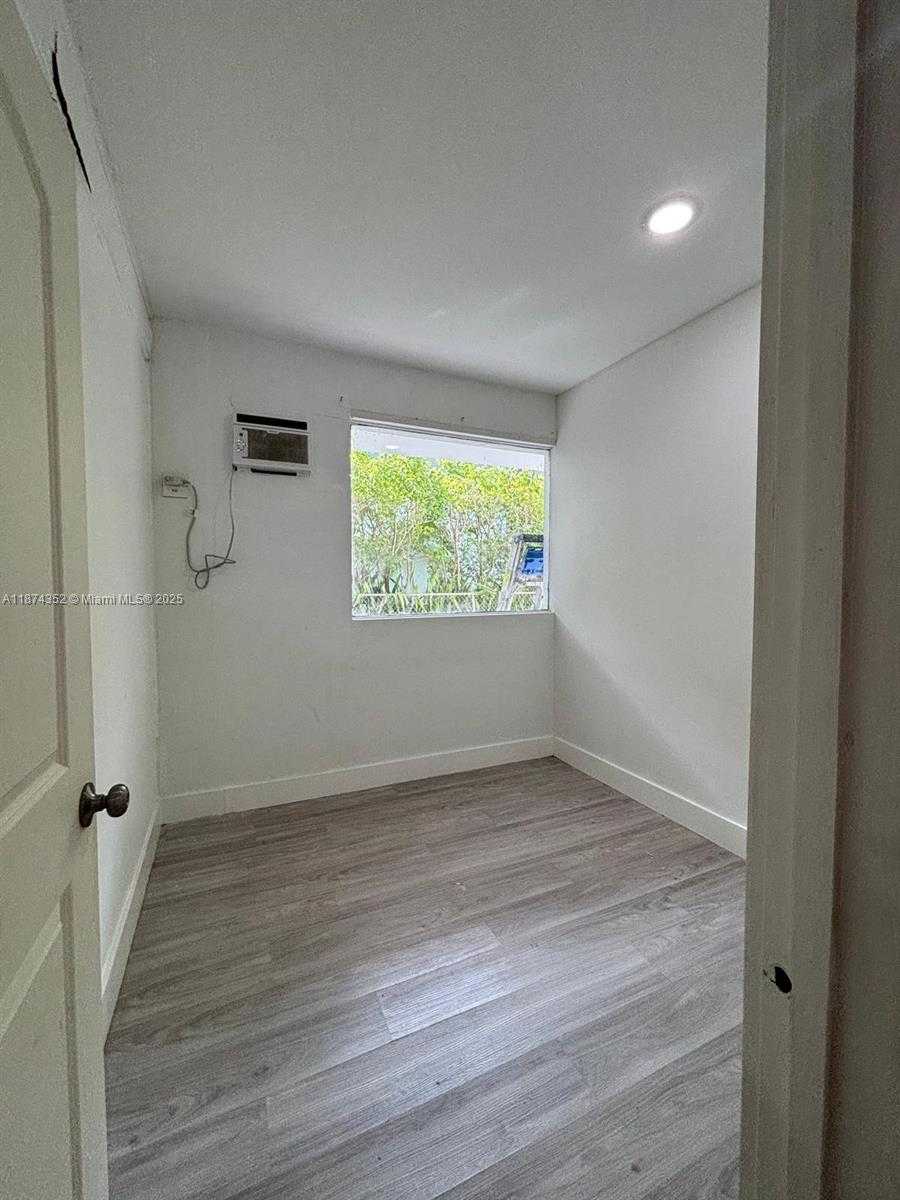 Small Image of 2025 BAY DR #3, Miami Beach Number 21