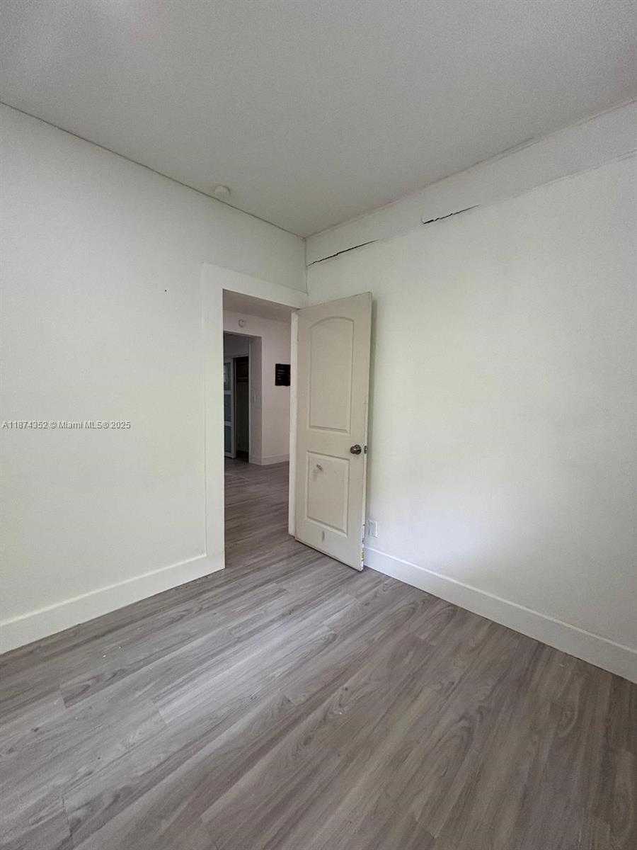 Small Image of 2025 BAY DR #3, Miami Beach Number 22