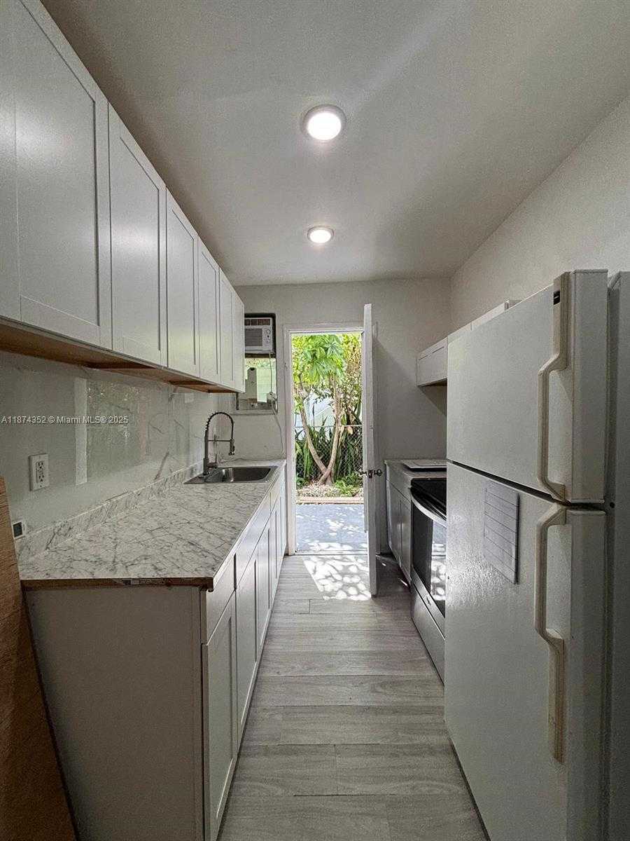 Small Image of 2025 BAY DR #3, Miami Beach Number 23