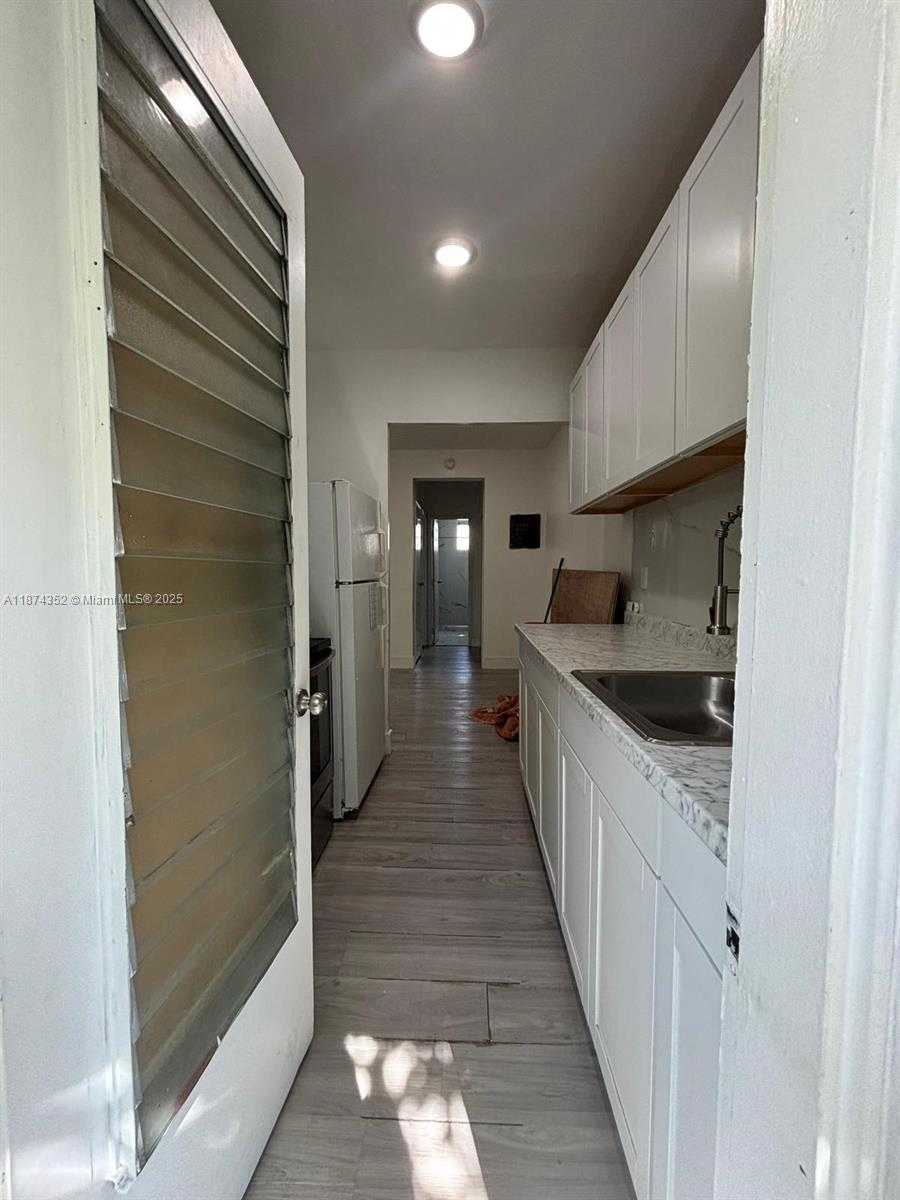 Small Image of 2025 BAY DR #3, Miami Beach Number 24