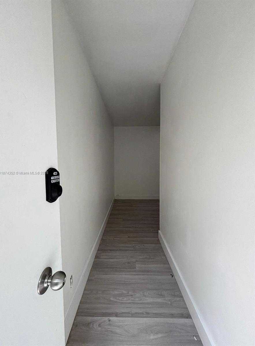 Small Image of 2025 BAY DR #3, Miami Beach Number 3