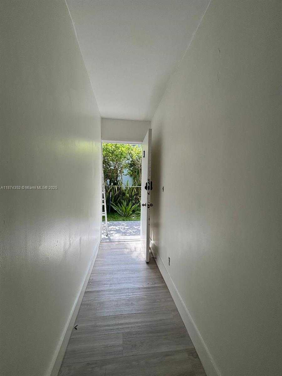 Small Image of 2025 BAY DR #3, Miami Beach Number 4