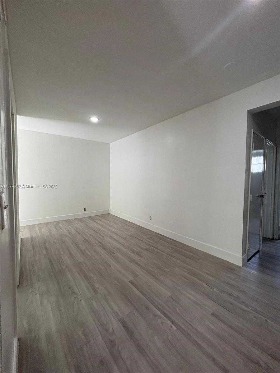 Small Image of 2025 BAY DR #3, Miami Beach Number 5