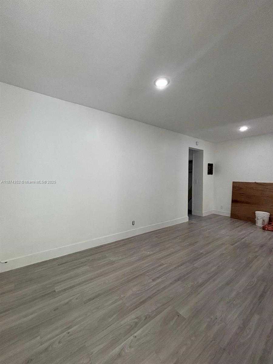 Small Image of 2025 BAY DR #3, Miami Beach Number 6
