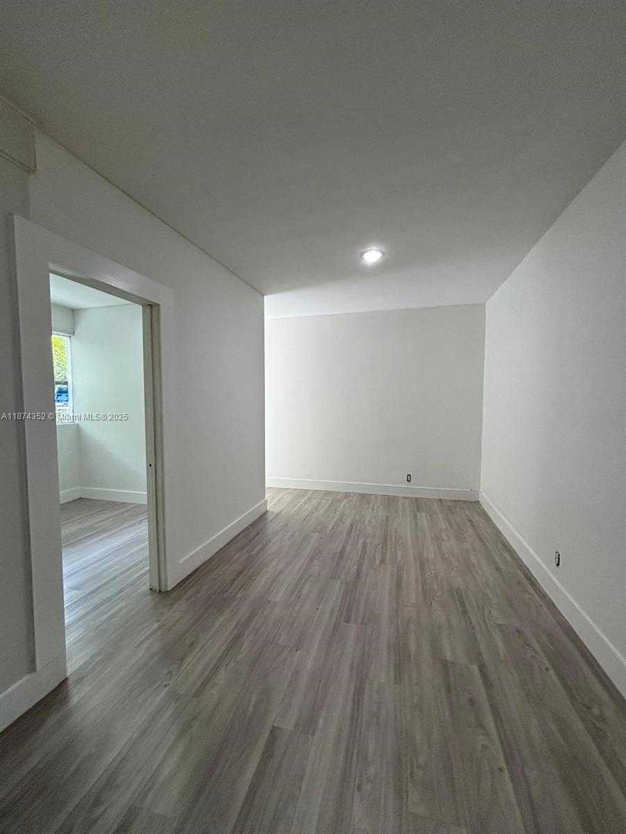 Small Image of 2025 BAY DR #3, Miami Beach Number 7