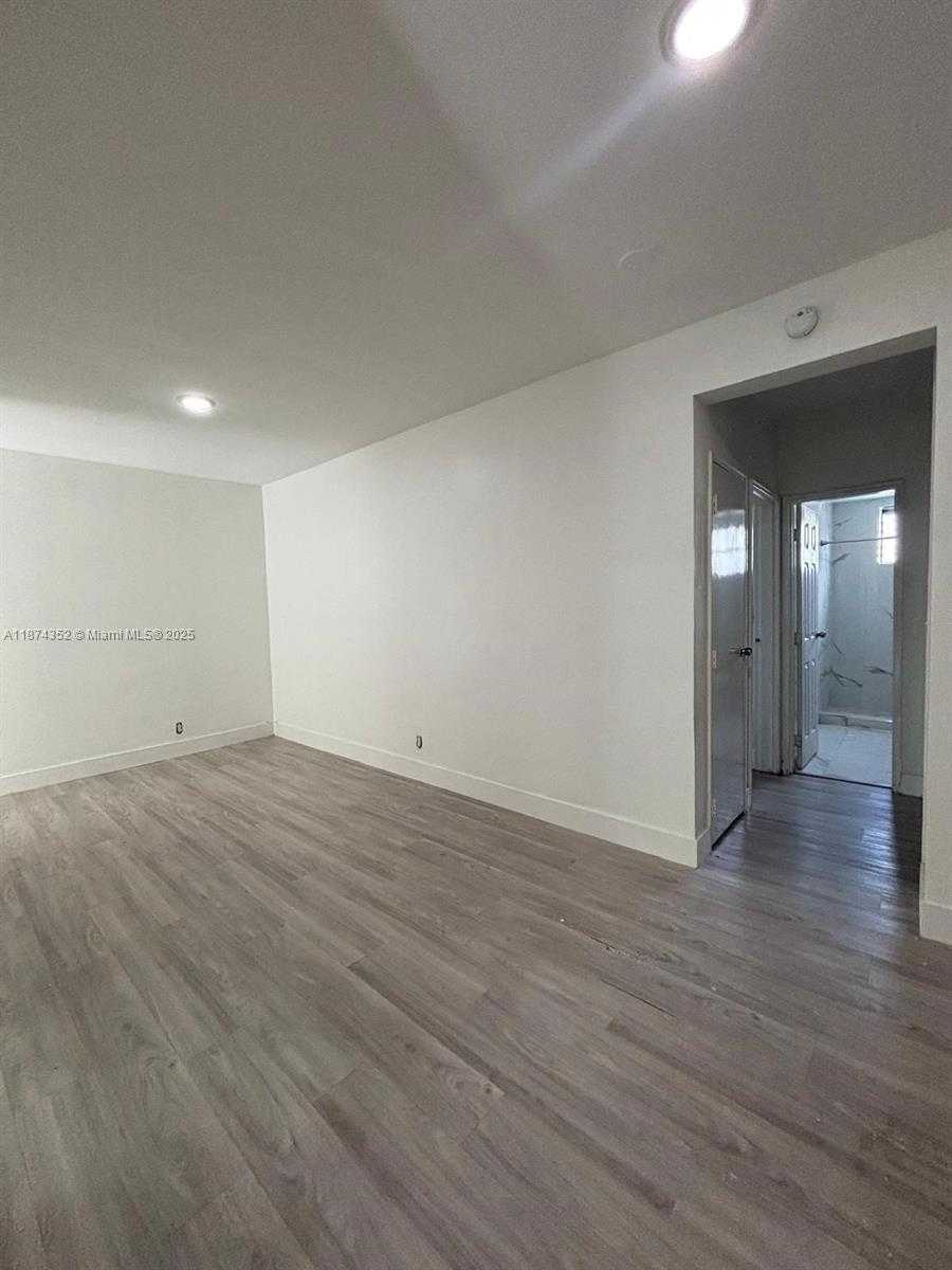 Small Image of 2025 BAY DR #3, Miami Beach Number 8