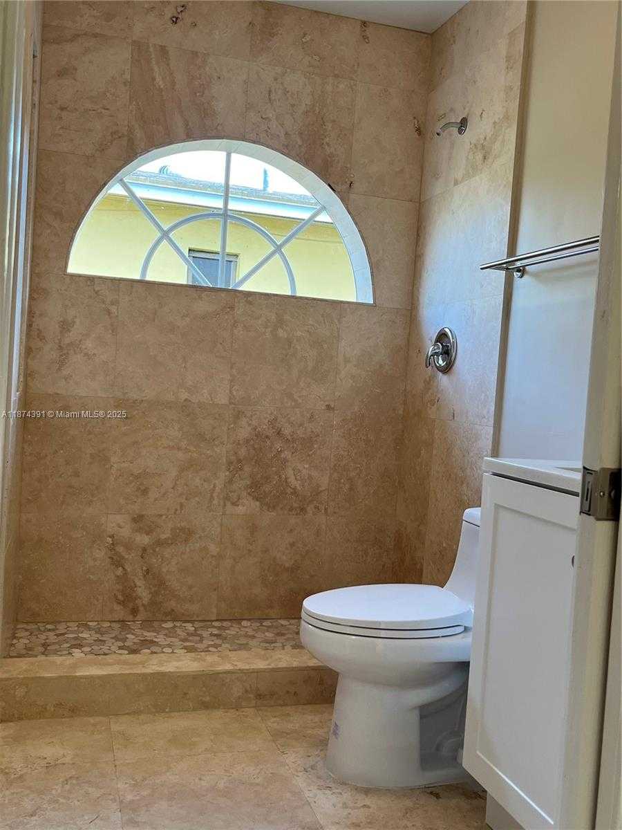 Small Image of 550 NORTH EAST 174TH ST, North Miami Beach Number 28