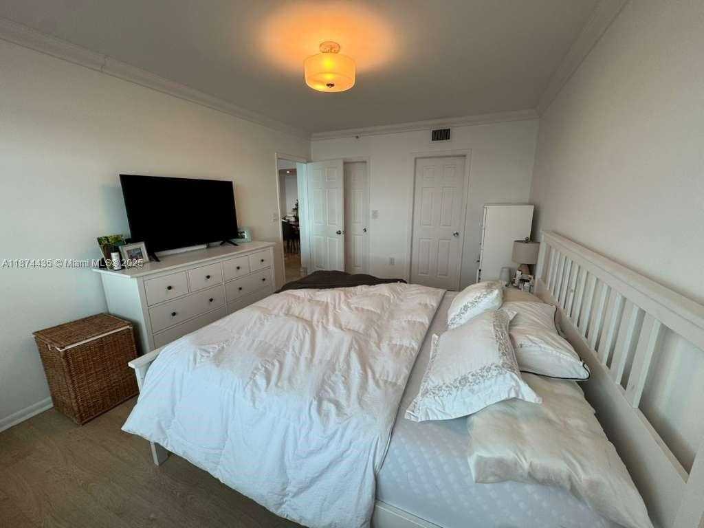 Small Image of 800 CLAUGHTON ISLAND DR #1003, Miami Number 10