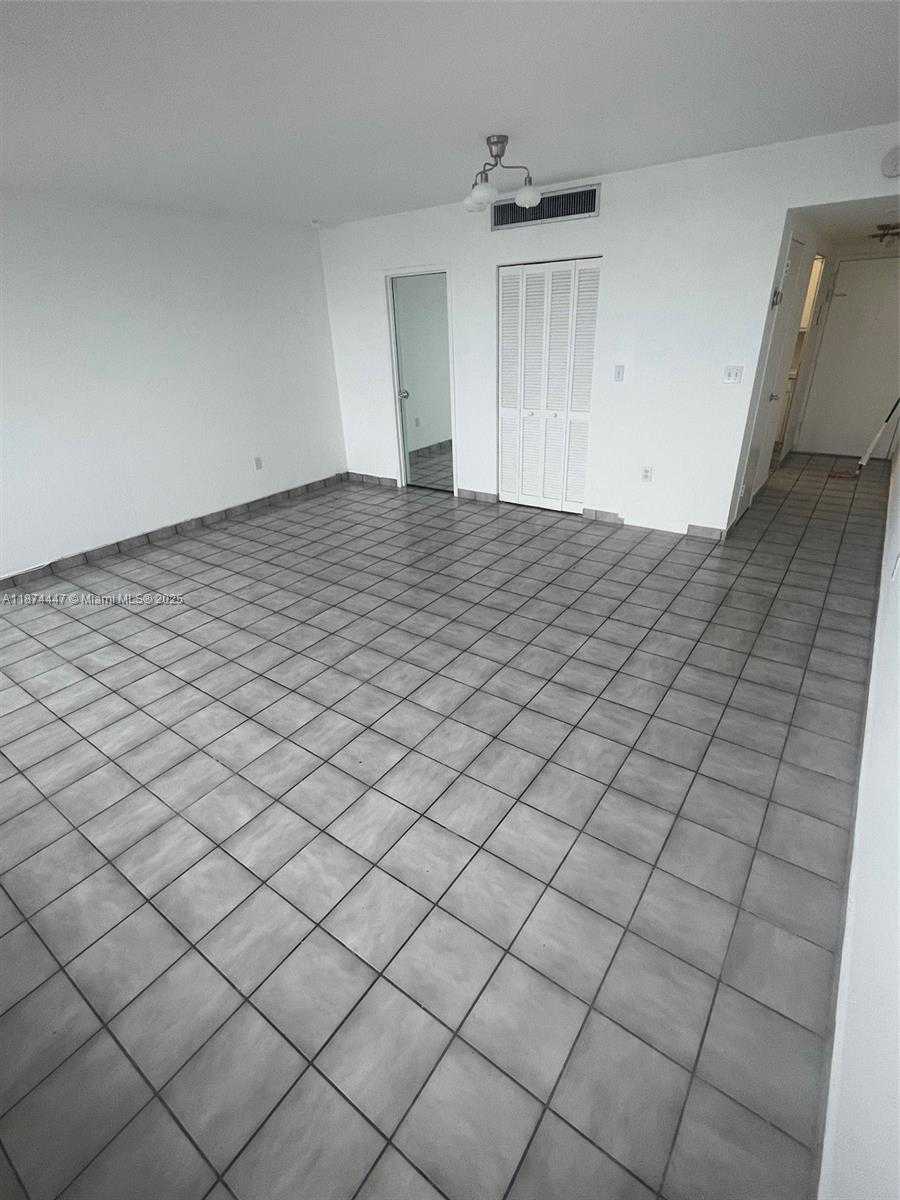 Small Image of 2899 COLLINS AVE #731, Miami Beach Number 13