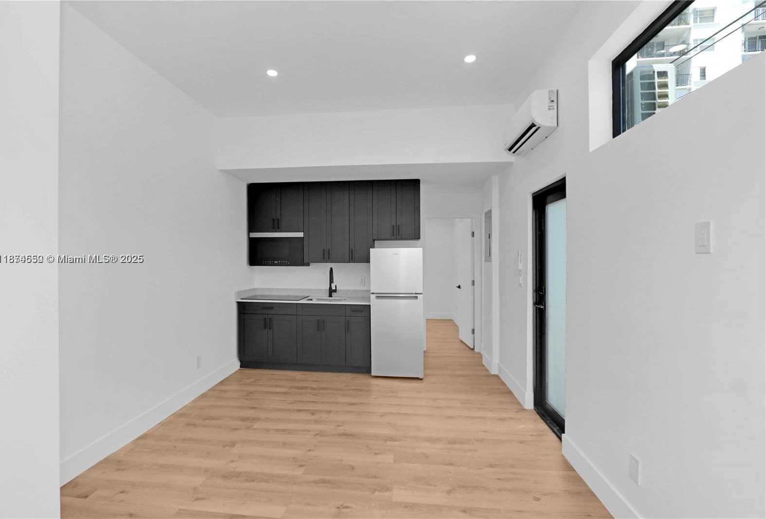 Small Image of 7801 BYRON AVE #B, Miami Beach Number 4