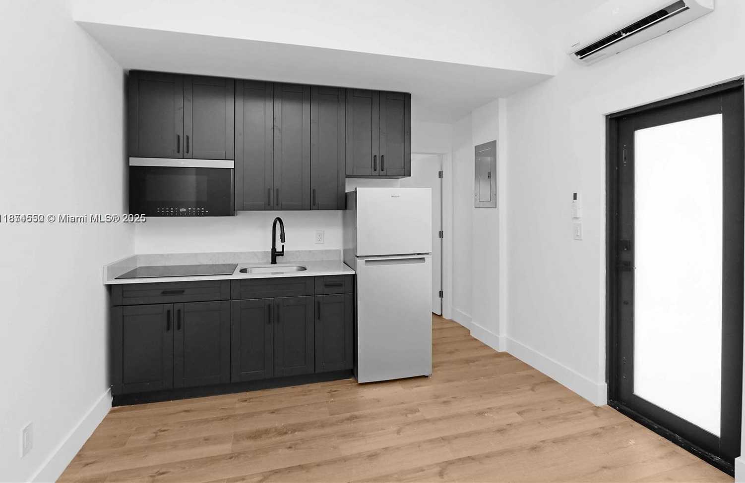 Small Image of 7801 BYRON AVE #B, Miami Beach Number 5
