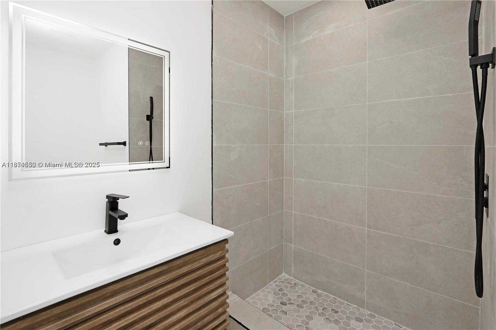 Small Image of 7801 BYRON AVE #B, Miami Beach Number 6