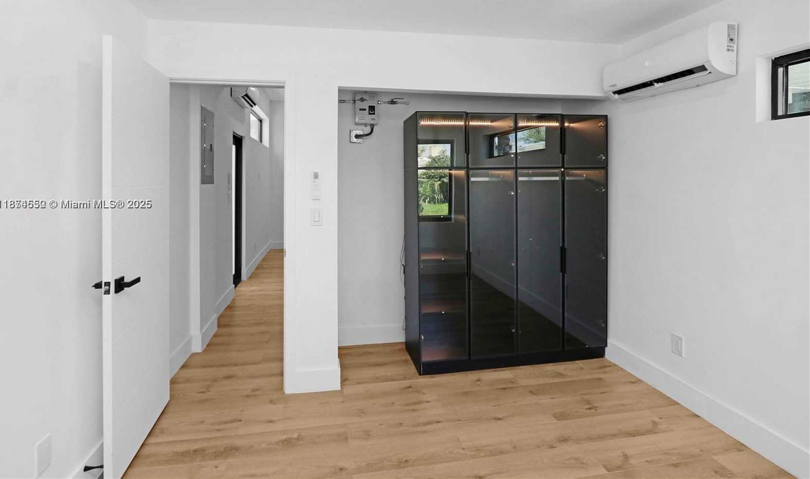 Small Image of 7801 BYRON AVE #B, Miami Beach Number 9