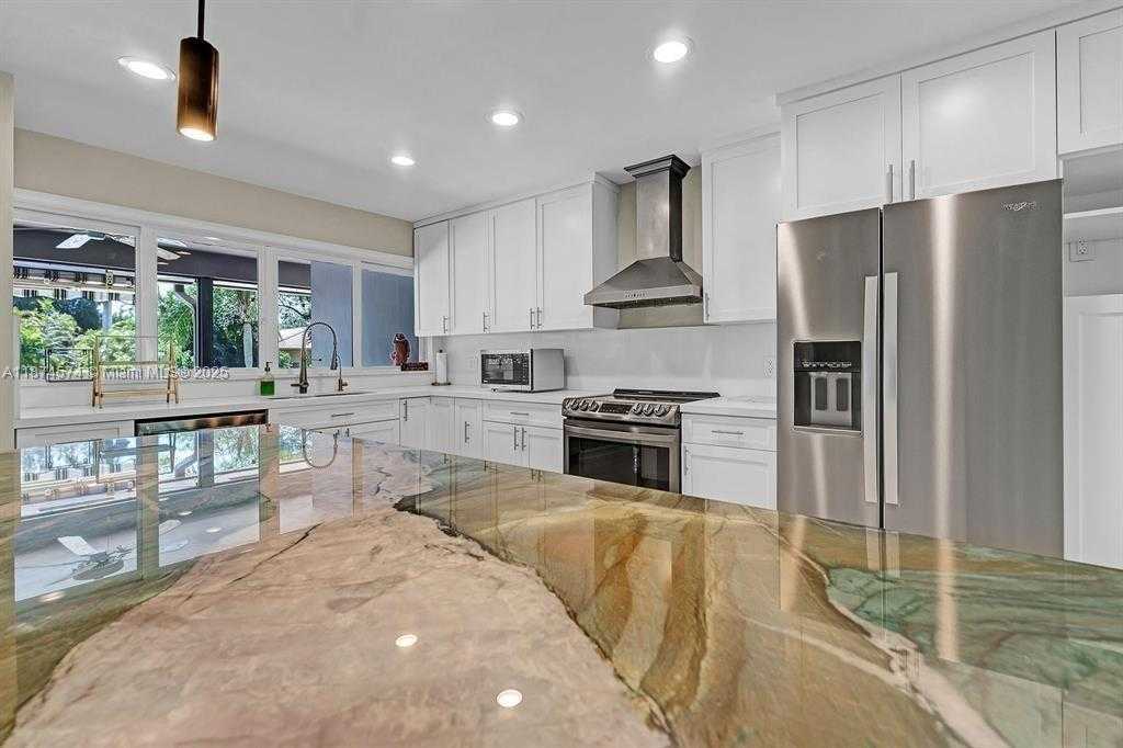 Small Image of 10820 SOUTH WEST 40TH ST, Davie Number 3