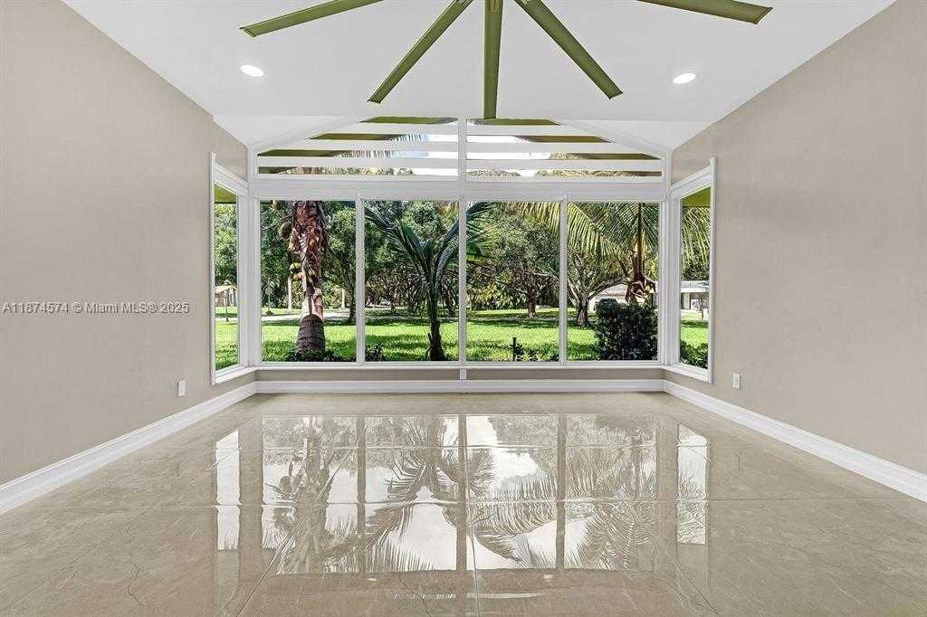 Small Image of 10820 SOUTH WEST 40TH ST, Davie Number 9