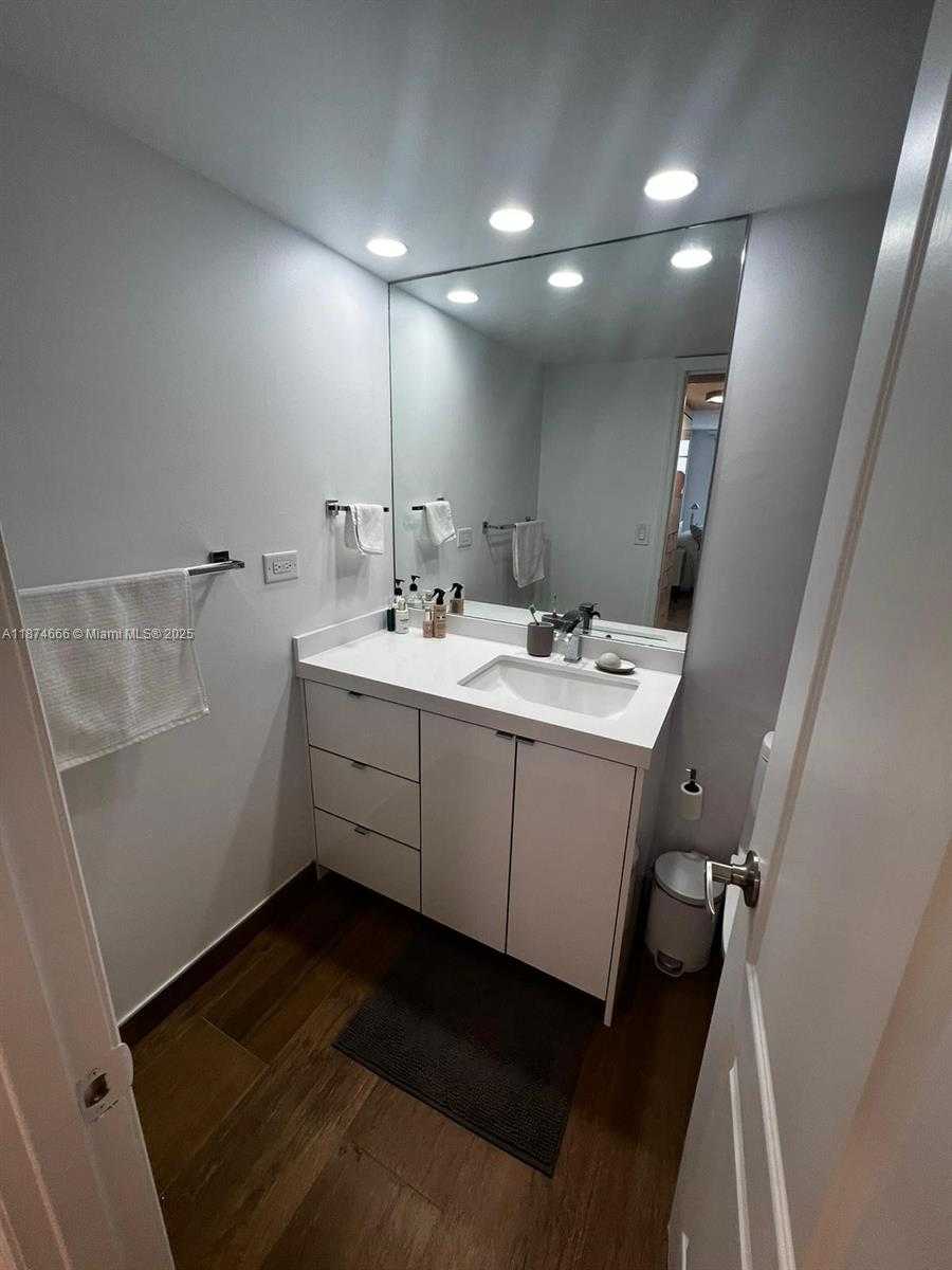 Small Image of 5555 COLLINS AVE #5P, Miami Beach Number 7