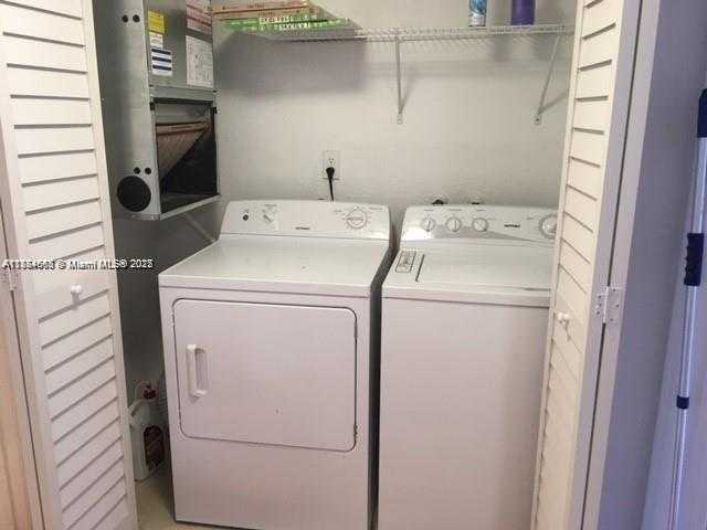 Small Image of 8205 LAKE DR #204, Doral Number 12