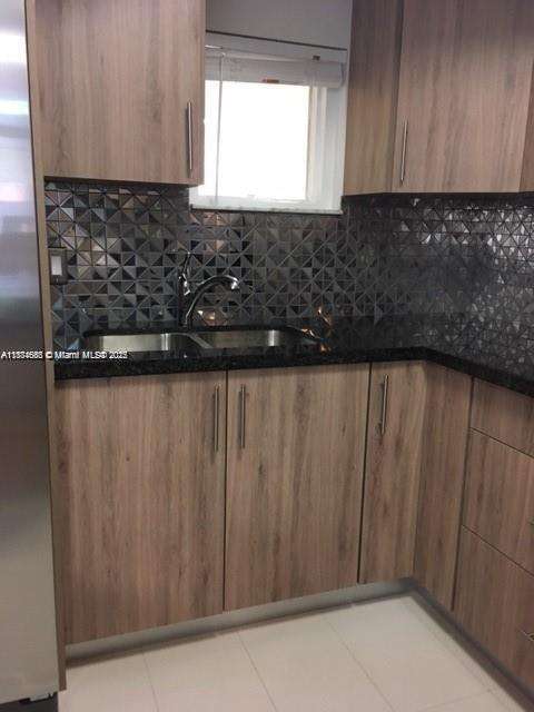 Small Image of 8205 LAKE DR #204, Doral Number 14
