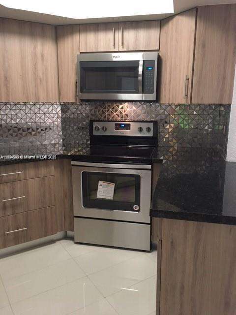 Small Image of 8205 LAKE DR #204, Doral Number 15