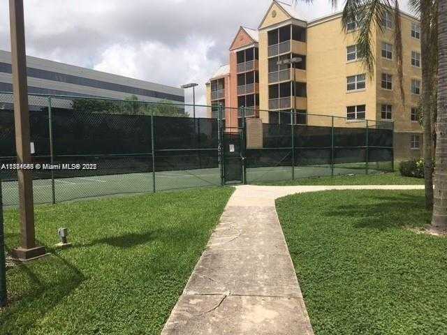 Small Image of 8205 LAKE DR #204, Doral Number 18