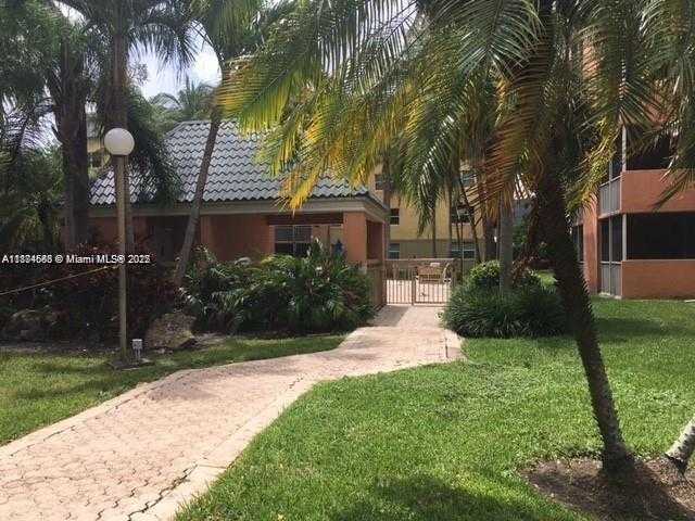 Small Image of 8205 LAKE DR #204, Doral Number 19
