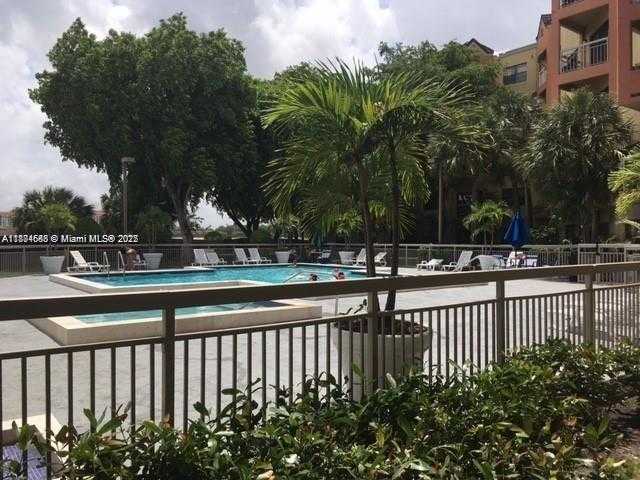 Small Image of 8205 LAKE DR #204, Doral Number 20