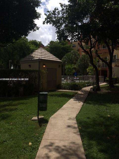 Small Image of 8205 LAKE DR #204, Doral Number 21