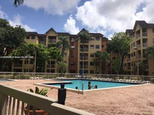 Small Image of 8205 LAKE DR #204, Doral Number 24