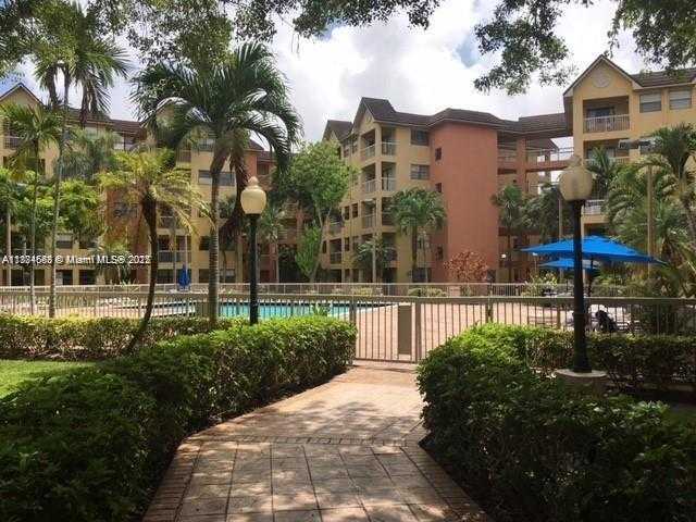 Small Image of 8205 LAKE DR #204, Doral Number 25