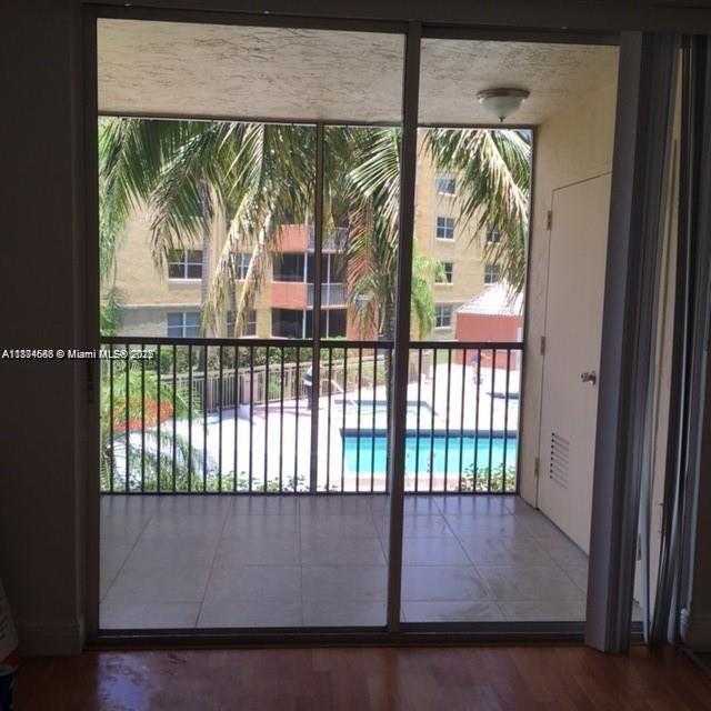 Small Image of 8205 LAKE DR #204, Doral Number 5