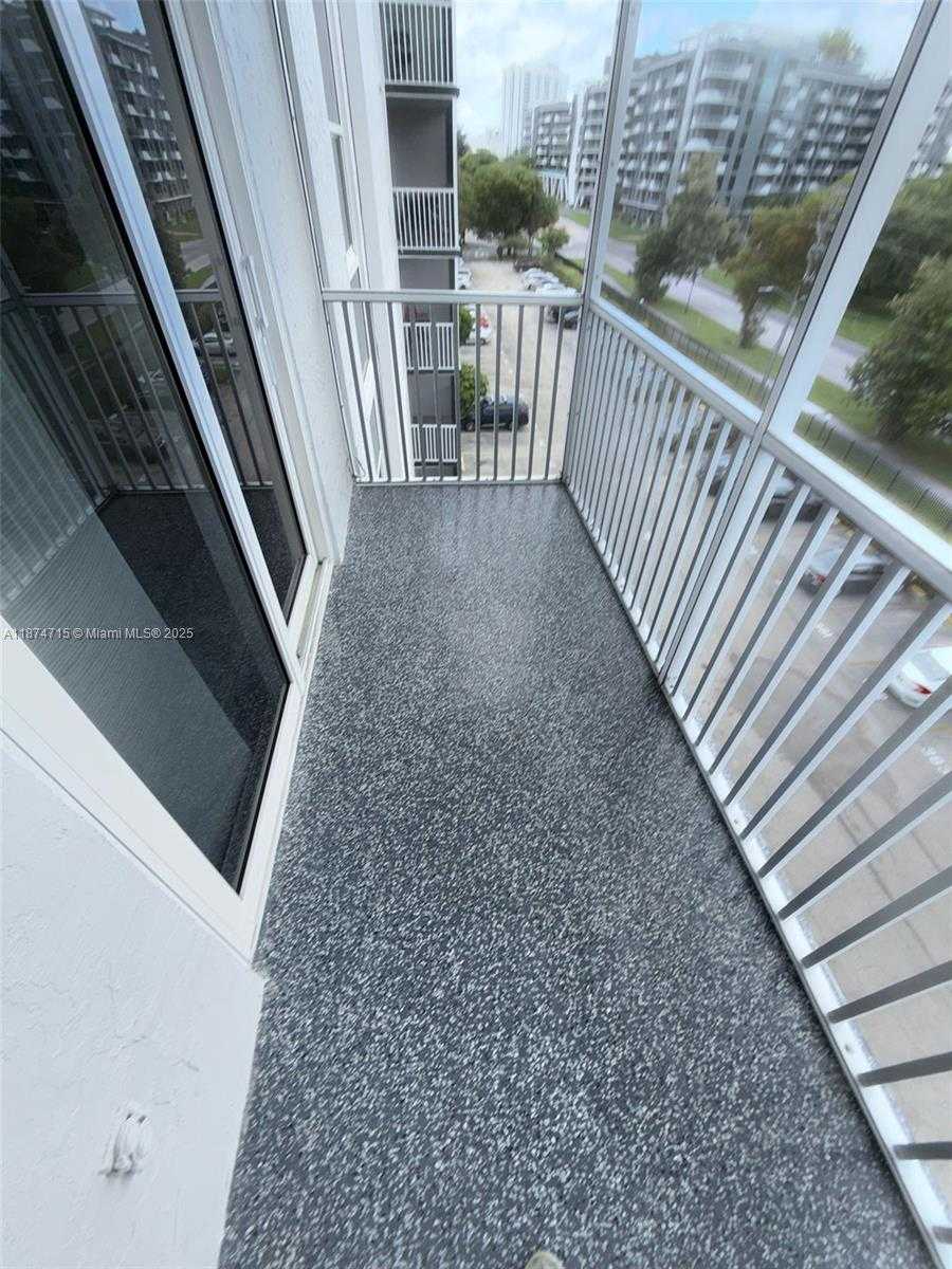 Small Image of 16950 WEST DIXIE HWY A-524 HWY #524, North Miami Beach Number 14