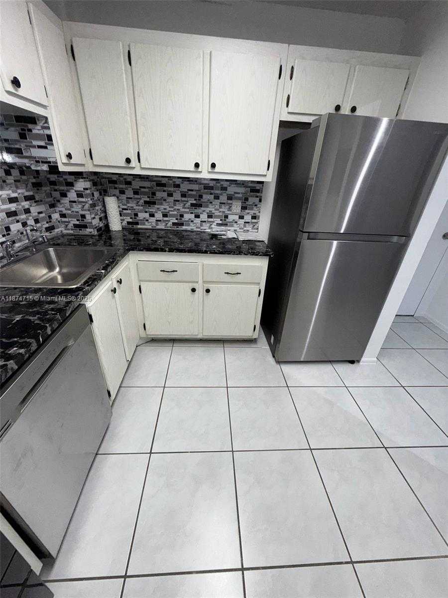 Small Image of 16950 WEST DIXIE HWY A-524 HWY #524, North Miami Beach Number 3