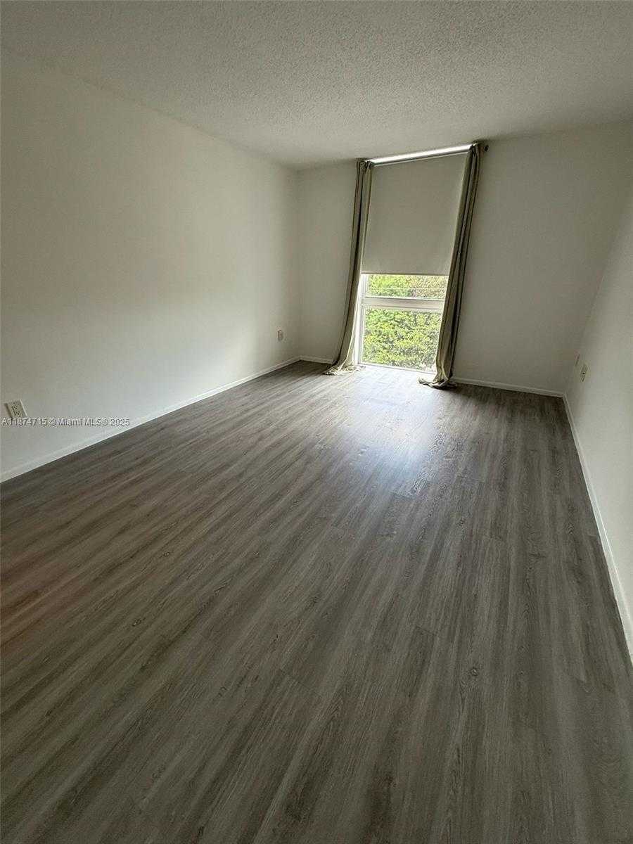 Small Image of 16950 WEST DIXIE HWY A-524 HWY #524, North Miami Beach Number 5