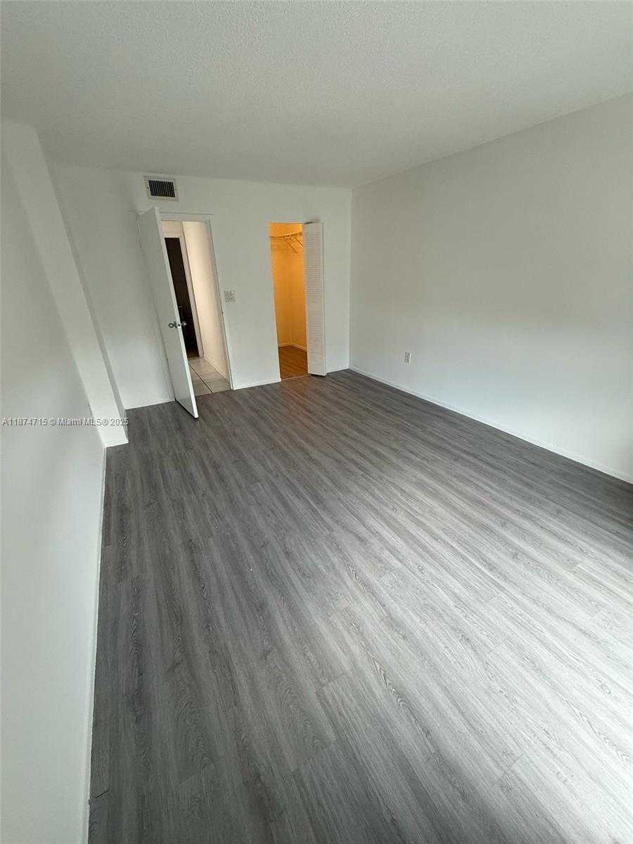 Small Image of 16950 WEST DIXIE HWY A-524 HWY #524, North Miami Beach Number 8
