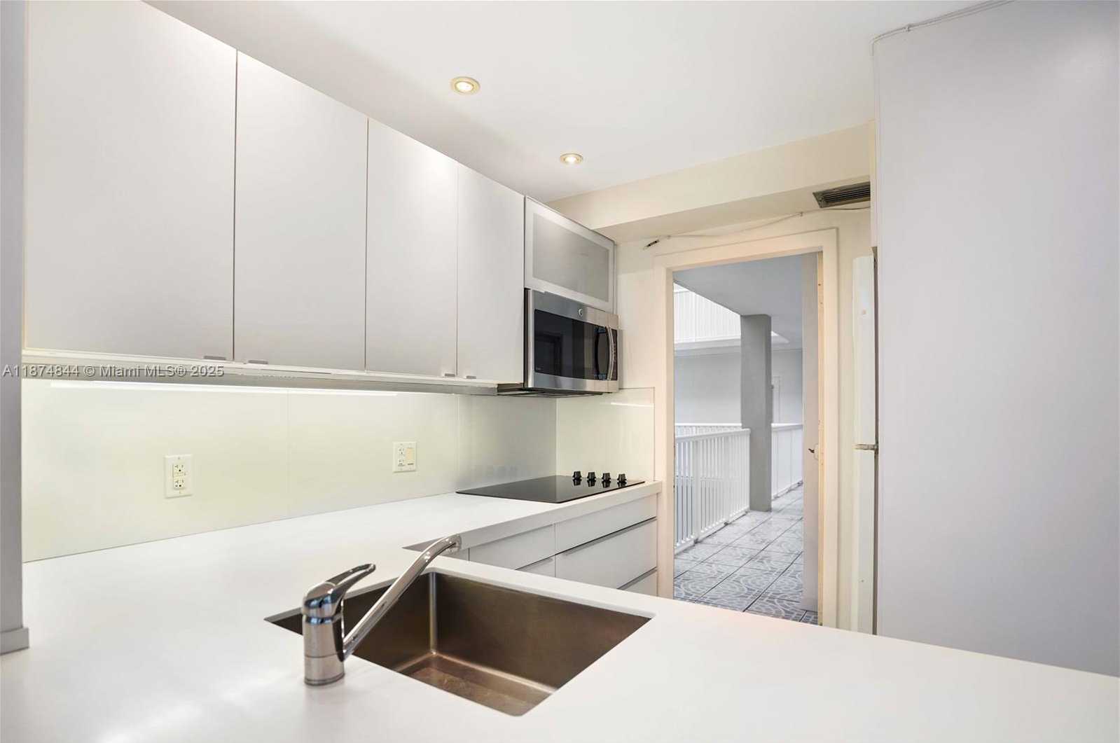 Small Image of 7735 ABBOTT AVE #5D, Miami Beach Number 3