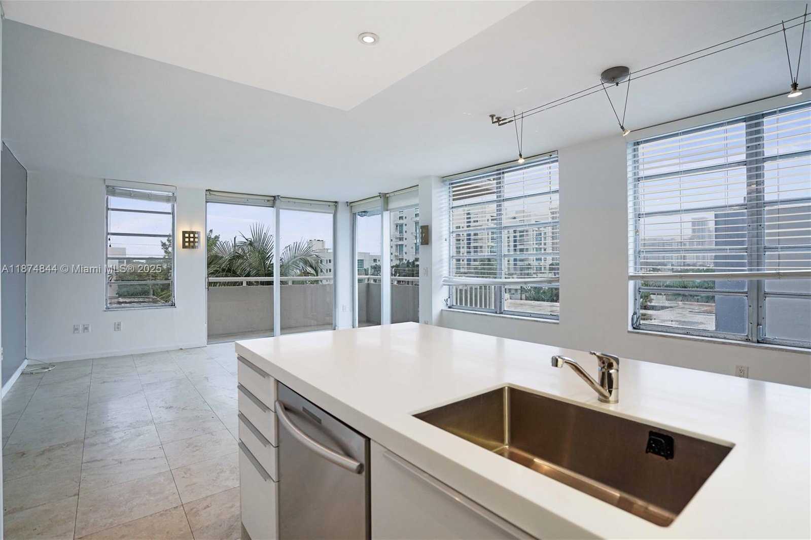 Small Image of 7735 ABBOTT AVE #5D, Miami Beach Number 4
