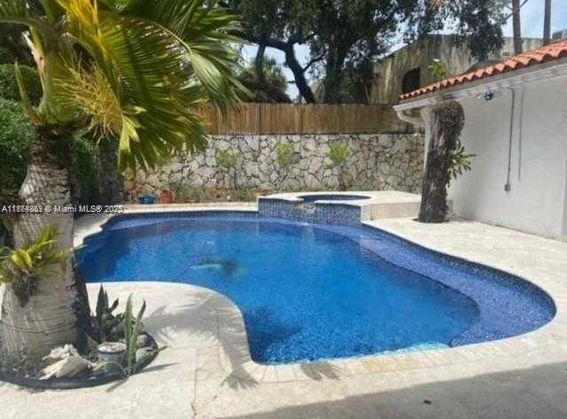 Small Image of 2195 SECOFFEE ST, Miami Number 3