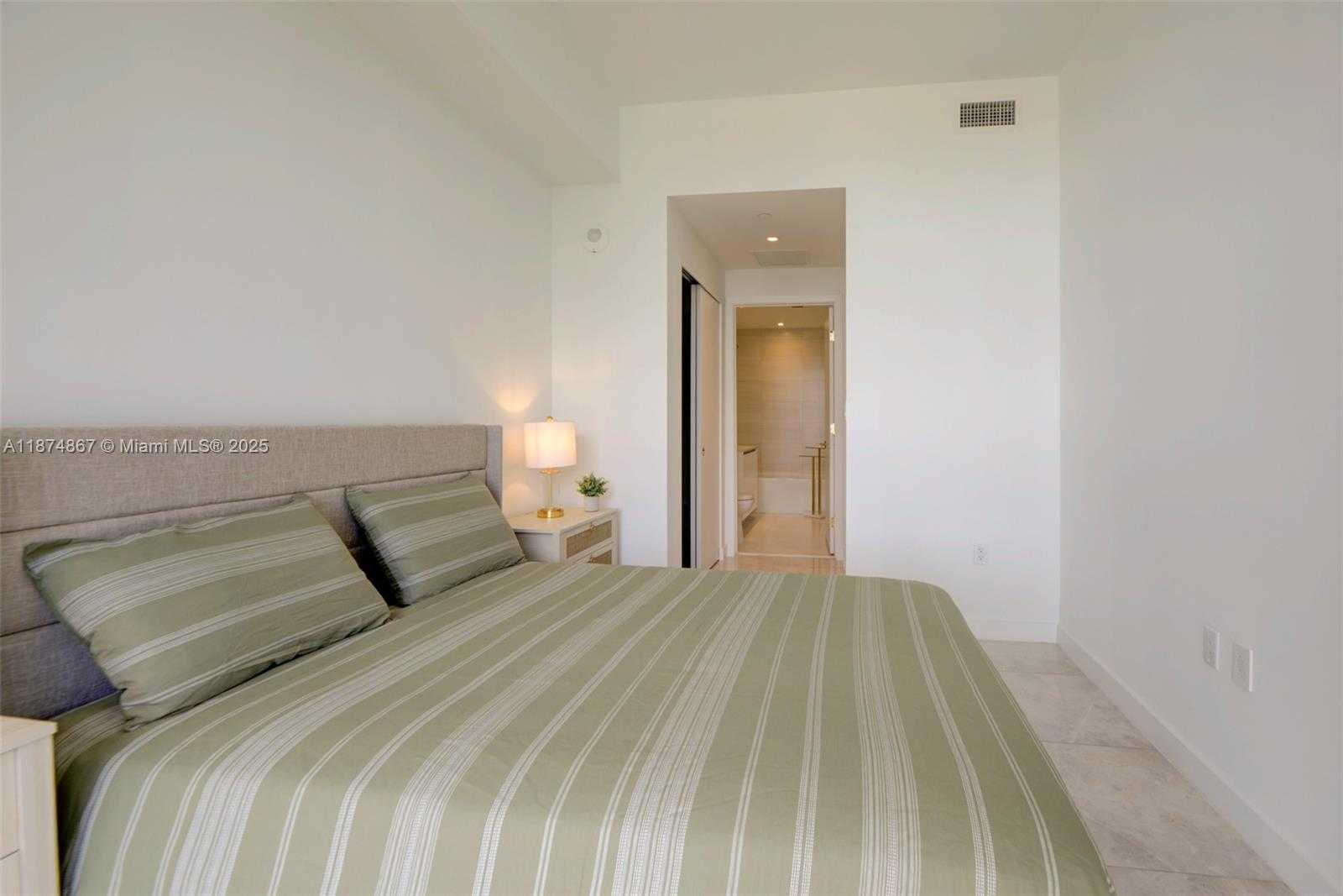 Small Image of 2678 TIGERTAIL AVE #1403, Coconut Grove Number 14