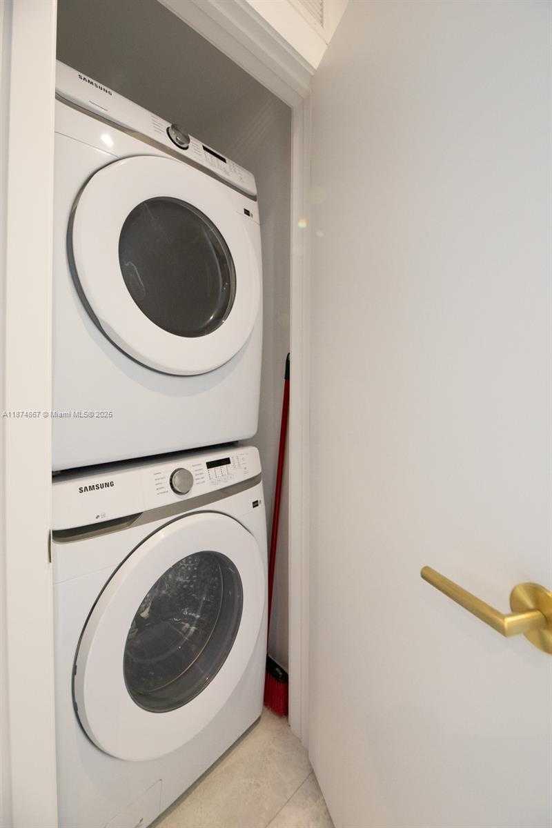 Small Image of 2678 TIGERTAIL AVE #1403, Coconut Grove Number 19