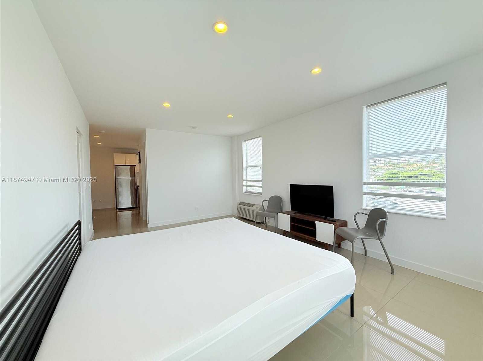 Small Image of 924 MARSEILLE DR #22, Miami Beach Number 2