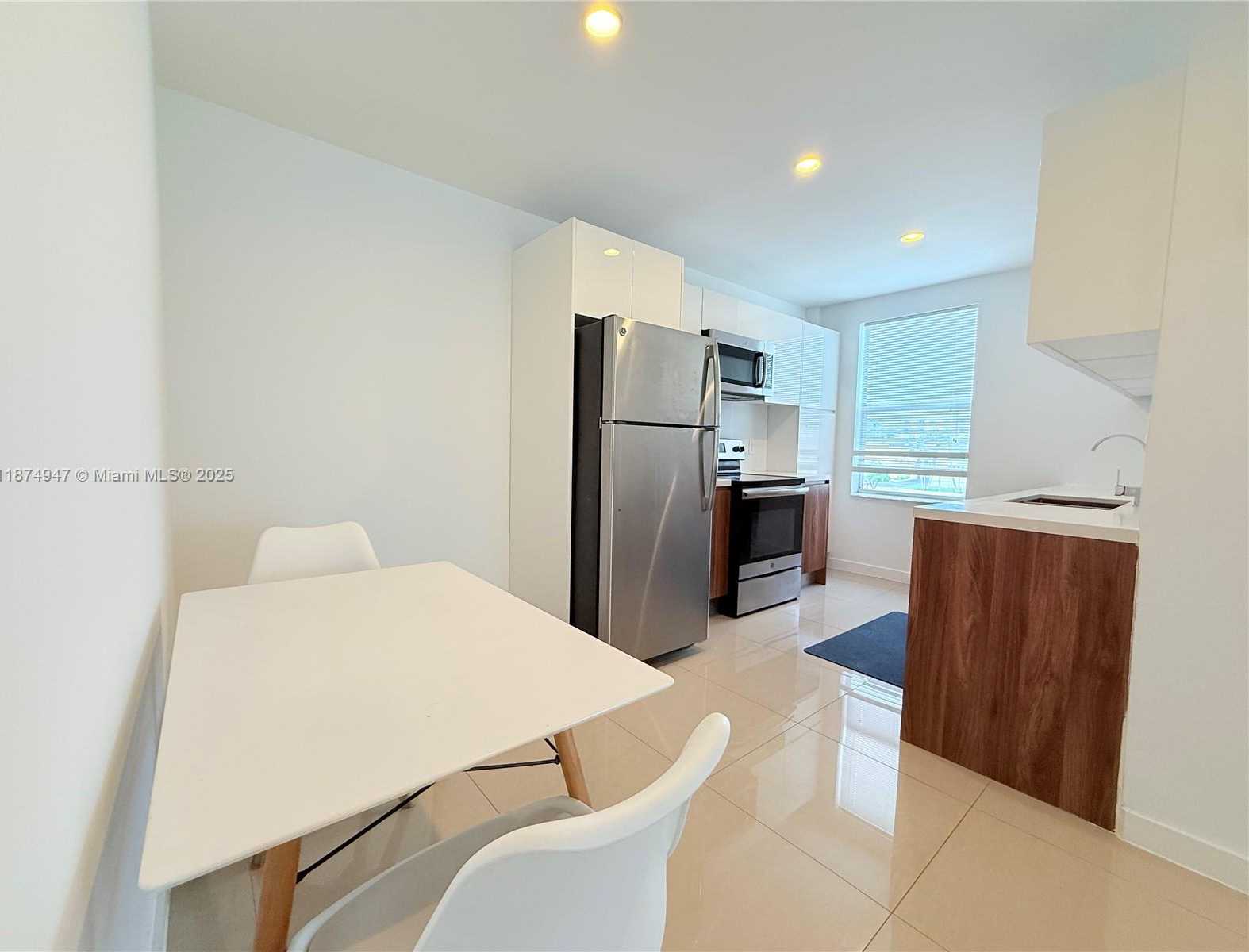 Small Image of 924 MARSEILLE DR #22, Miami Beach Number 3