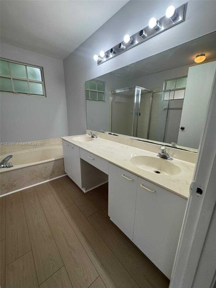 Small Image of 10931 NORTH WEST 12TH PL, Plantation Number 21