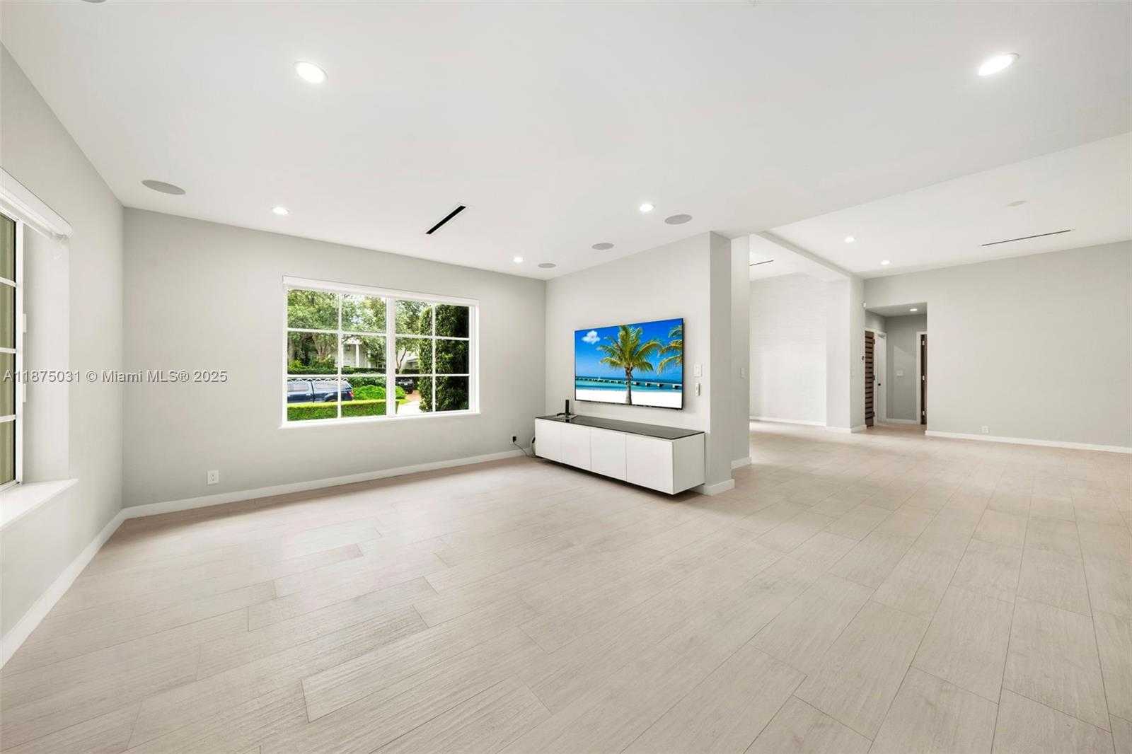 Small Image of 4380 LAKE RD, Miami Number 13